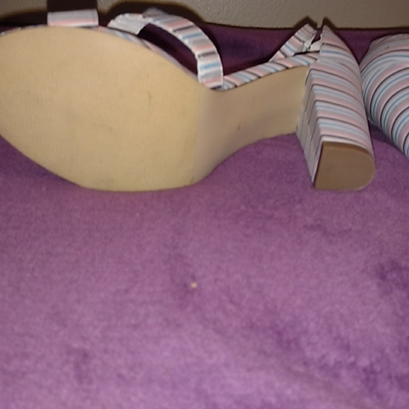Size 9 women's pretty stripes healed sandals with buckled angle strap - Picture 2 of 3